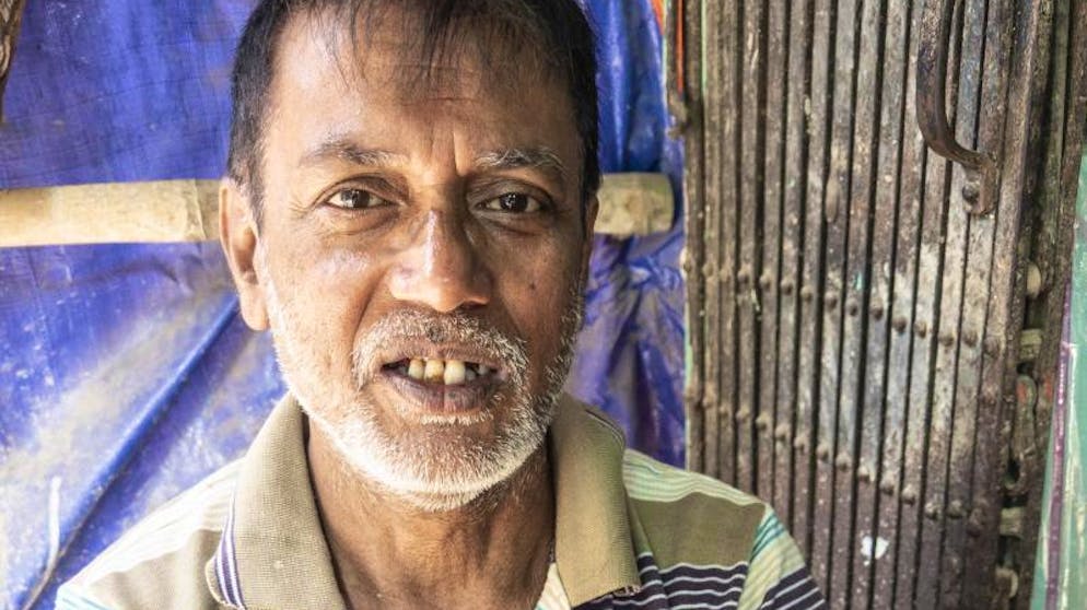 Kalkutta – bunte Metropole am Ganges. Töpfermeister Bhola Paul stellt seine Werke im Viertel Kumartuli her. Den Rohstoff dafür holt er sich aus dem Fluss.