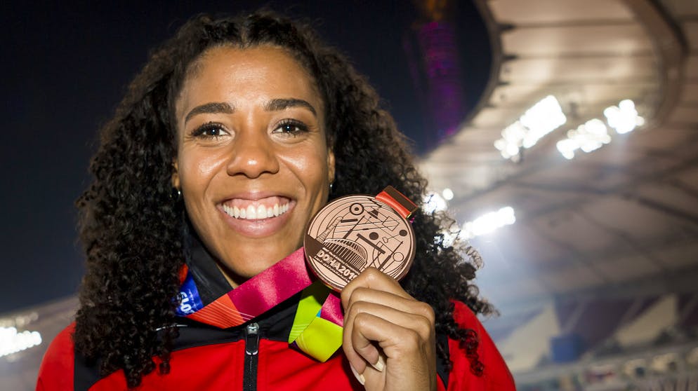 Die besten Bilder der Leichtathletik-WM 2019. Mujinga Kambundji präsentiert ihre Bronze-Medaille.