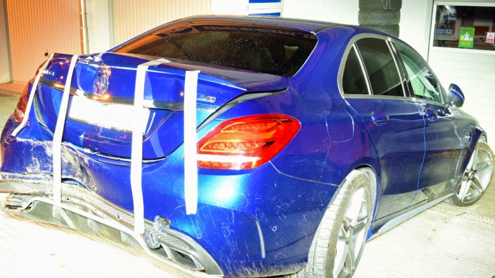 Bei einem Schleuderunfall in Luzern wurde das Auto am Heck beschädigt.