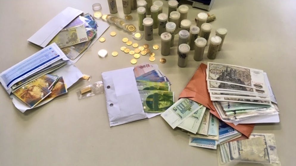 Dieses Geld und Gold aus Schaffhausen fanden die Zöllner auf einem deutschen Parkplatz.