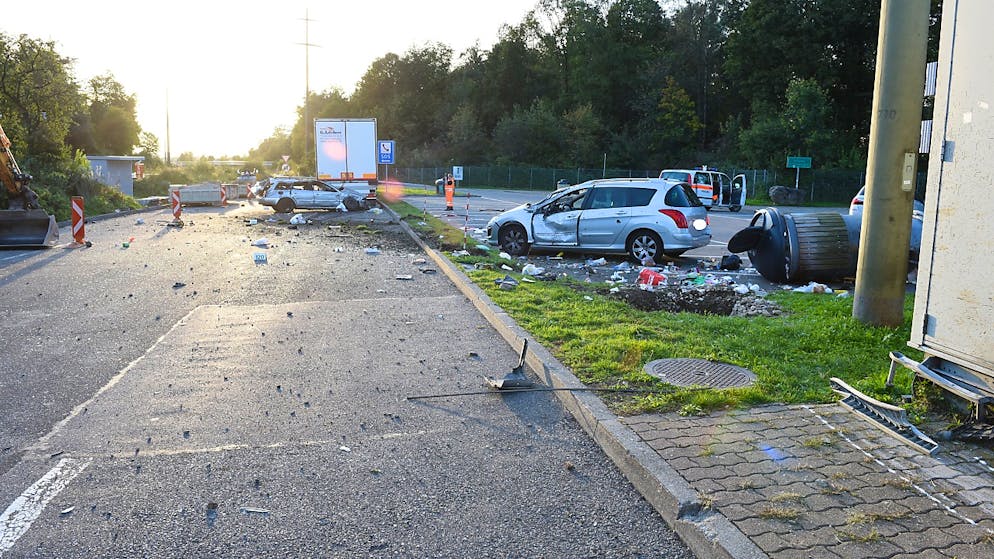 Beim Unfall in Bassersdorf kam es zu grossem Sachschaden.