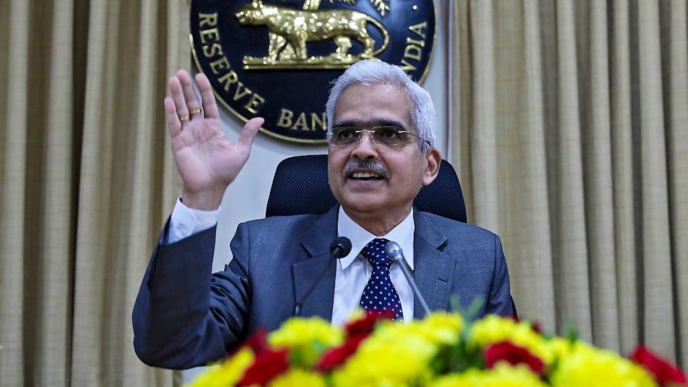 Der Leiter der Reserve Bank of India (RBI), Shaktikanta Das, gibt eine weitere Senkung der Leitzinsen bekannt.