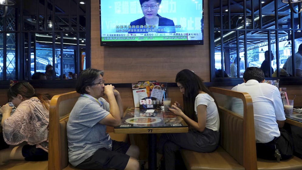 Regierung Hongkongs verbietet Vermummung. Das Fernsehen überträgt die Verkündung des Vermummungsverbot für Demonstranten durch die Hongkonger Regierungschefin Carrie Lam.