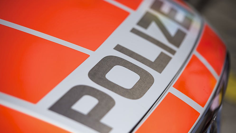 Die Luzerner Polizei hat einen jungen Mann verhaftet, der auf eines ihrer Autos geklettert ist und dieses dabei beschädigt hat. (Symbolbild)