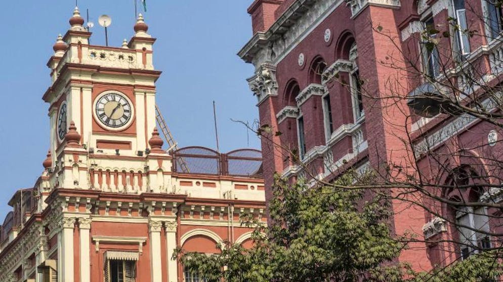 Kalkutta – bunte Metropole am Ganges. Viele Häuser in Kalkutta zeugen von der Geschichte der Stadt, als die Gegend noch eine britische Kolonie war. 