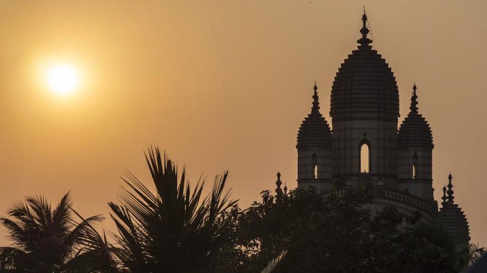 Kalkutta – bunte Metropole am Ganges. Das Abendlicht taucht den Dakshineswar Kali Temple in eine romatische Stimmung. 
