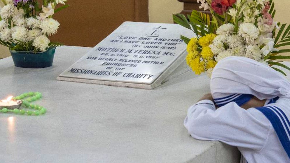 Kalkutta – bunte Metropole am Ganges. Das Grab von Mutter Teresa im Hauptsitz ihres Ordens zieht auch heute noch viele Gläubige an. 