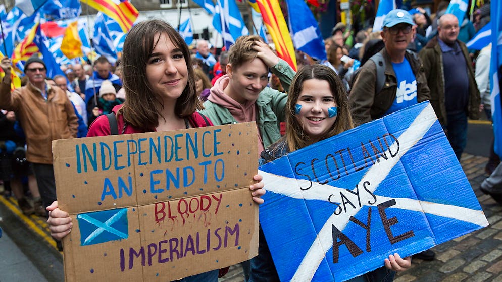Schottland soll von London getrennte und eigene Wege gehen – dafür sind in der Hauptstadt Edinburgh Zehntausende auf die Strasse gegangen. In Umfragen ist derzeit sowieso die Mehrheit für eine Abspaltung vom Vereinigten Königreich – nach 212 Jahren (1707 hatte man sich mit England vereinigt).