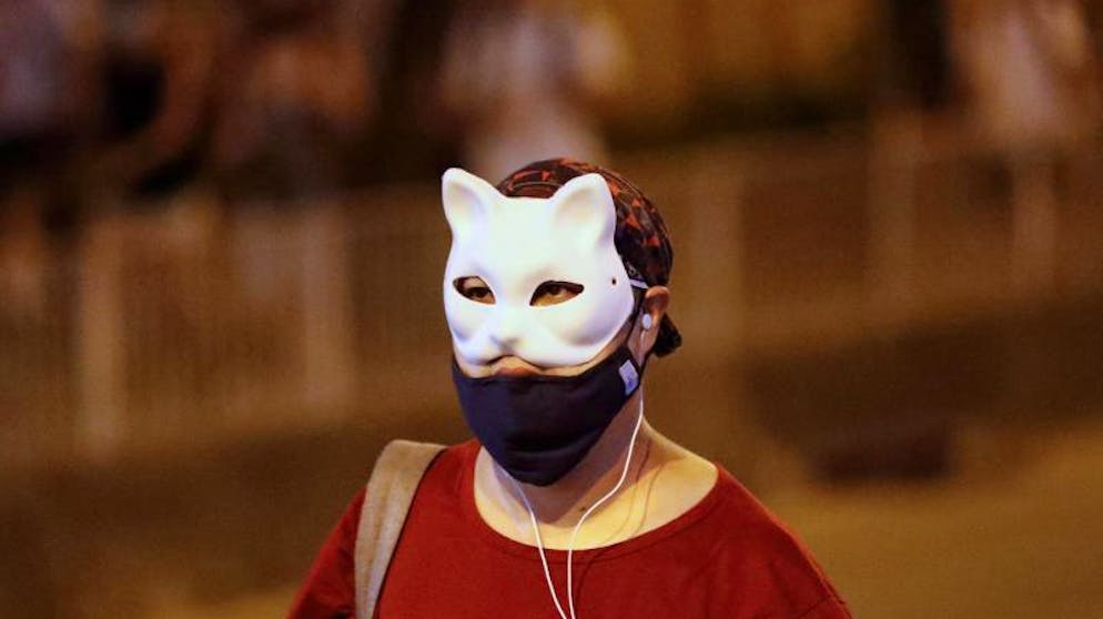 Demonstranten in Hongkong trotzen dem Vermummungsverbot. Ein maskierter Demonstrant in Hongkong. Foto: Vincent Thian/AP/dpa