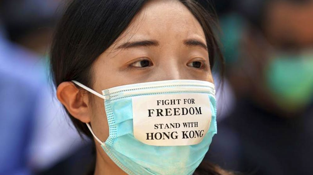 Demonstranten in Hongkong trotzen dem Vermummungsverbot. Eine pro-demokratische Demonstrantin bei einer Demonstration in Honkong. Foto: Vincent Thian/AP/dpa