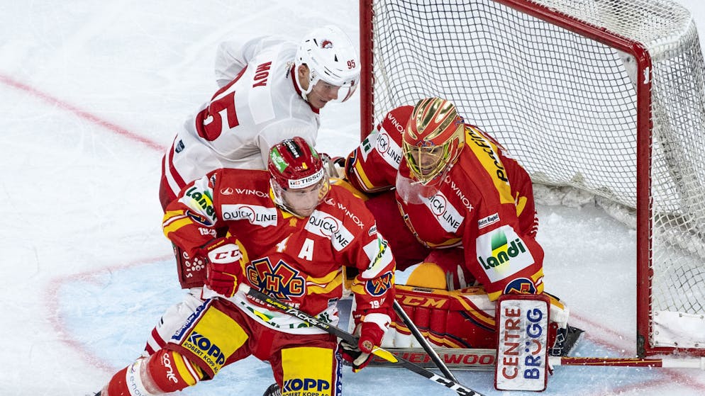 Die Bieler Defensive muss sich hier gegen Lausannes Tyler Moy wehren