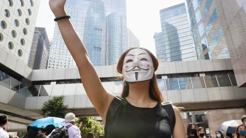 Demonstranten in Hongkong trotzen dem Vermummungsverbot. Eine maskierte Frau während einer Demonstration in Hongkong. Foto: ---/kyodo/dpa