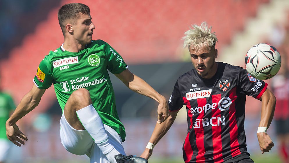 St. Gallen je jünger, desto stärker. Leonidas Stergiou (links, hier gegen den Xamaxien Taulant Seferi): 17-Jähriger mit Verantwortung in der St. Galler Innenverteidigung