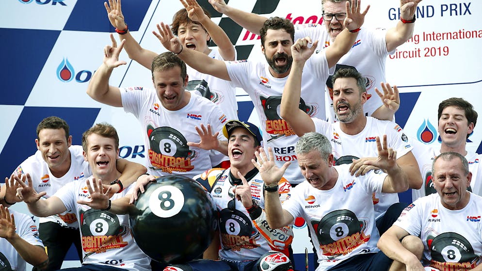 Marquez gewinnt vorzeitig seinen 8. WM-Titel. Marc Marquez feiert mit seinem ganzen Team den 79. GP-Sieg und den 8. WM-Titel
