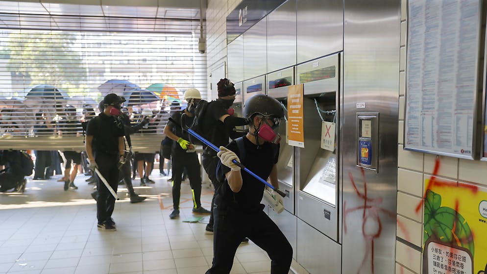 Hongkonger Richter stützen Vermummungsverbot. In Hongkong wurde am Sonntag der U-Bahn-Verkehr wieder langsam aufgenommen, nachdem es bei Protesten zu Sachbeschädigungen gekommen und der MTR-Betrieb komplett eingestellt worden war.