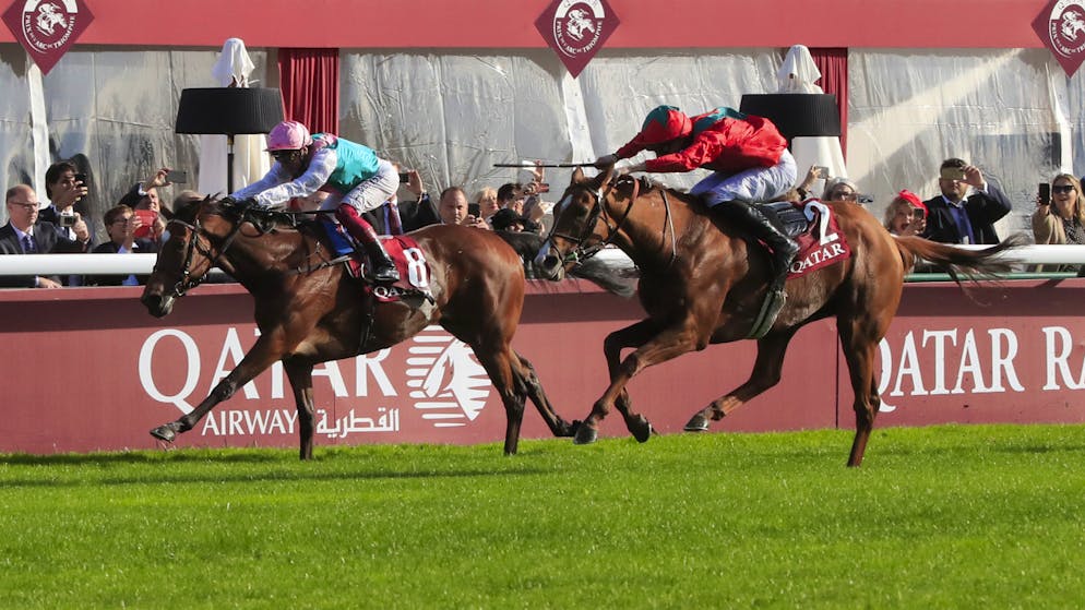 Pierre-Charles Boudot (rechts/Nummer 2) auf Waldgeist auf dem Weg zum Triumph am Prix de l'Arc de Triomphe in Paris-Longchamp