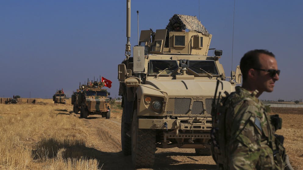 Türkische und amerikanische Soldaten führten am Freitag im syrischen Grenzort Tel Abyad gemeinsam Patrouillen durch. (Bild vom 4. Oktober)