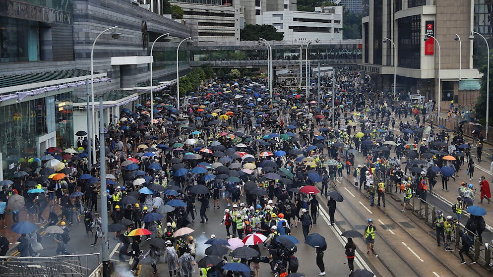 Hongkonger Richter stützen Vermummungsverbot. Zehntausende Menschen gingen auch am Sonntag in Hongkong auf die Strasse.