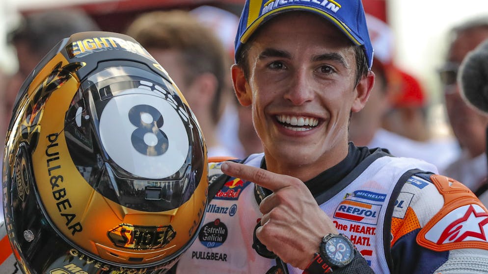 Marquez gewinnt vorzeitig seinen 8. WM-Titel. Marc Marquez präsentiert seinen neuen Gold-Helm mit der 8 für 8 WM-Titel an