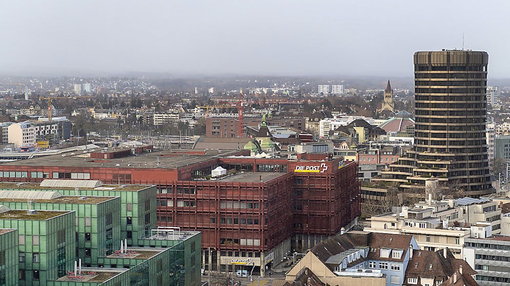 Die Bank für Internationalen Zahlungsausgleich BIZ in Basel (Turm rechts) hat sich am Montag zufrieden mit der ultralockeren Geldpolitik gezeigt und die Massnahmen vieler Notenbanken explizit gelobt. (Archivbild)