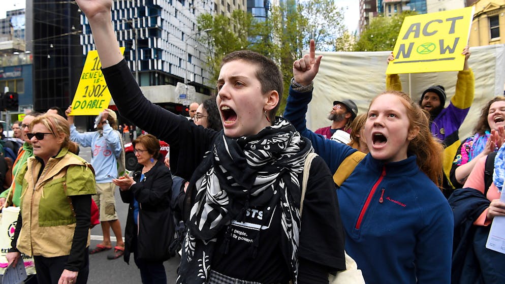 Klimaaktivisten blockieren weltweit Strassen. Die Aktivisten wollen – wie hier in Melbourne – die Regierungen zwingen, mehr für den Klimaschutz zu tun.