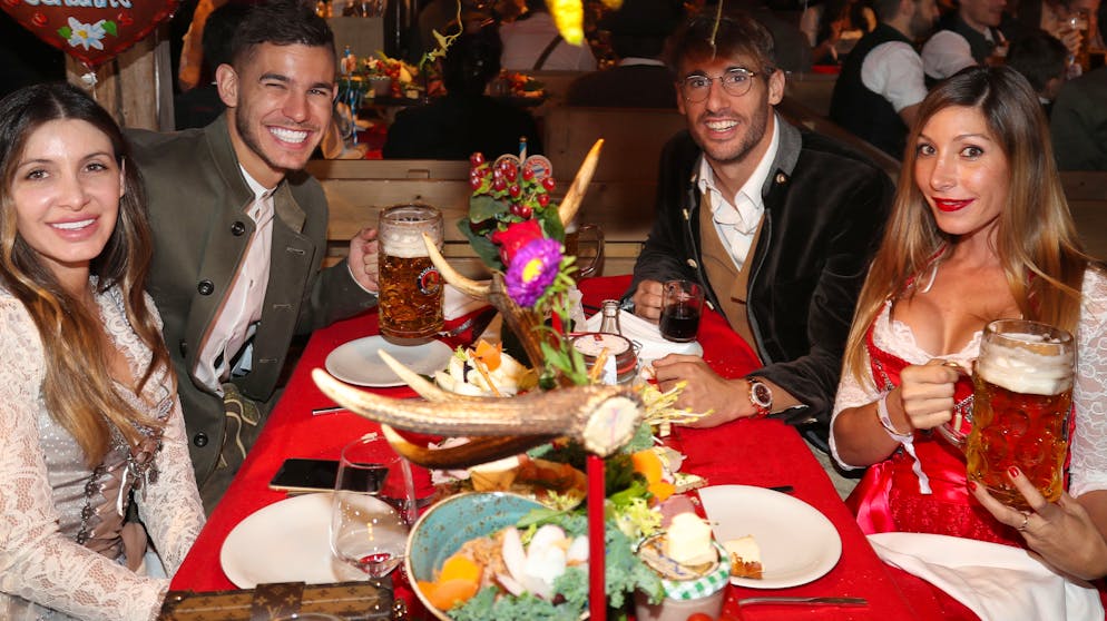 Javi Martinez  mit Partnerin Aline und Lucas Hernandez mit seiner Frau Amelia.