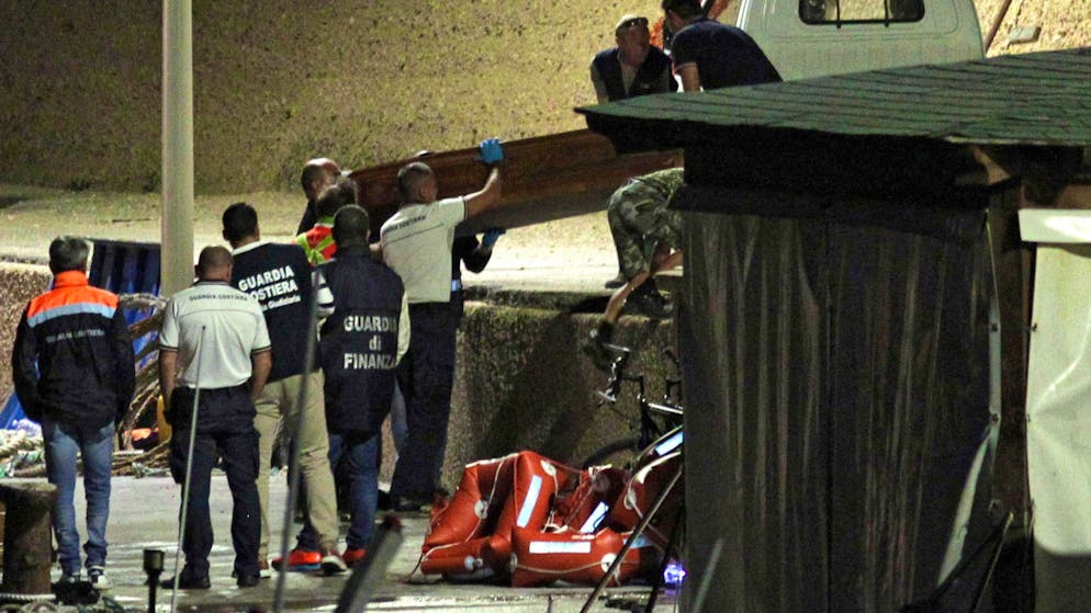 Mehrere Bootsflüchtlinge, die vor der Küste Lampedusas im Meer ertranken, wurden am Montag von den Behörden tot geborgen. Etliche weitere werden noch vermisst.