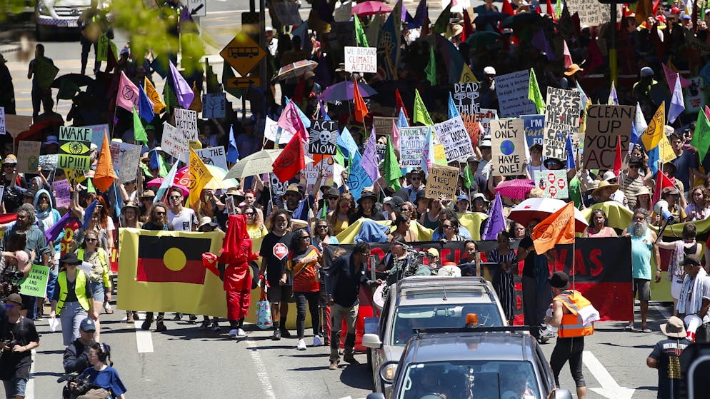 Klimaaktivisten blockieren weltweit Strassen. Auch im australischen Brisbane gingen die Umweltaktivisten auf die Strasse.