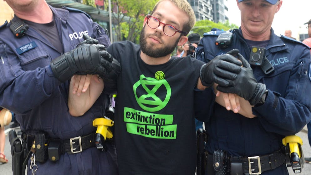 Klimaaktivisten blockieren weltweit Strassen. In Sydney griff die Polizei in die Demonstrationszüge ein und nahm Aktivisten vorübergehend in Gewahrsam.