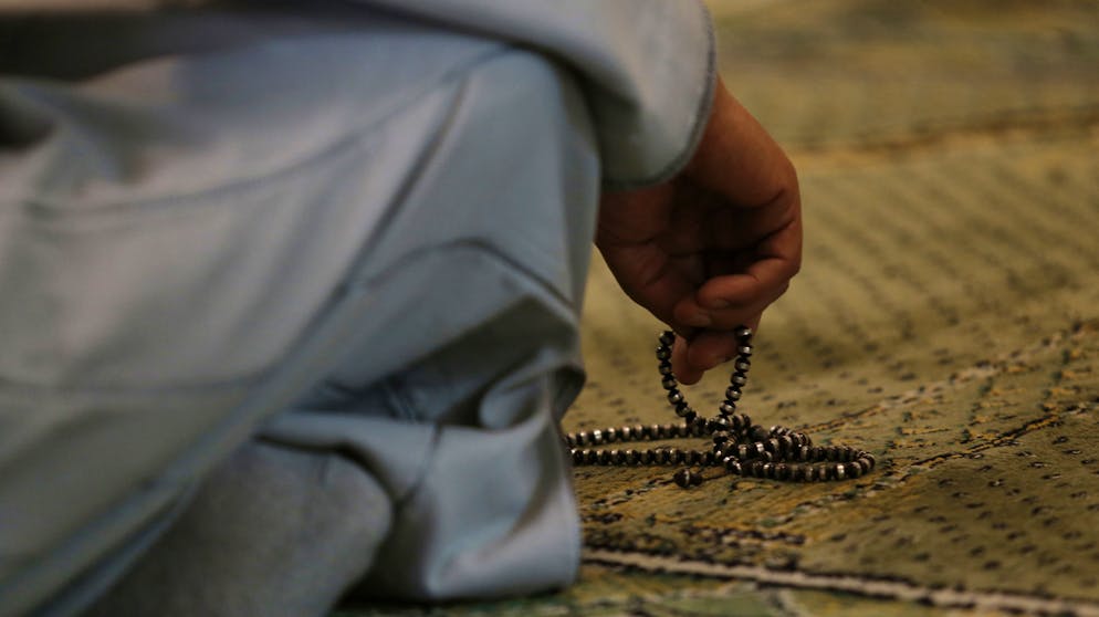 Ein Mann vor dem Freitagsgebet in einer Moschee. (Symbolbild)