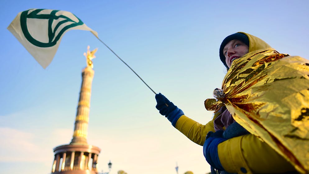 Klimaaktivisten blockieren weltweit Strassen. Proteste bei der Berliner Siegessäule: Rund tausend Klimaaktivisten blockierten den Verkehr.