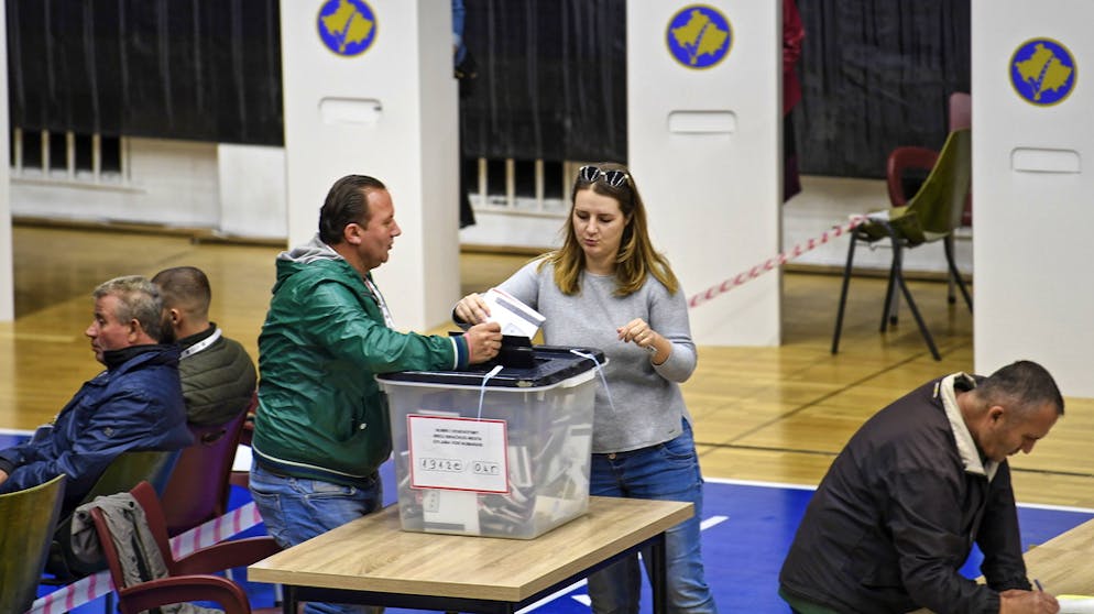Spannende Wahl im Kosovo. Die Unzufriedenheit über die grassierende Korruption dürfte einige Politikerkarrieren beenden. Im Bild: Wählende in der Hauptstadt Pristina.