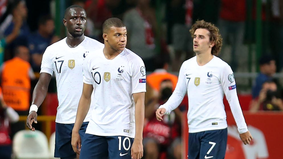 Die Franzosen um Kylian Mbappé & Co. (Mitte) müssen in Island um den Anschluss kämpfen.