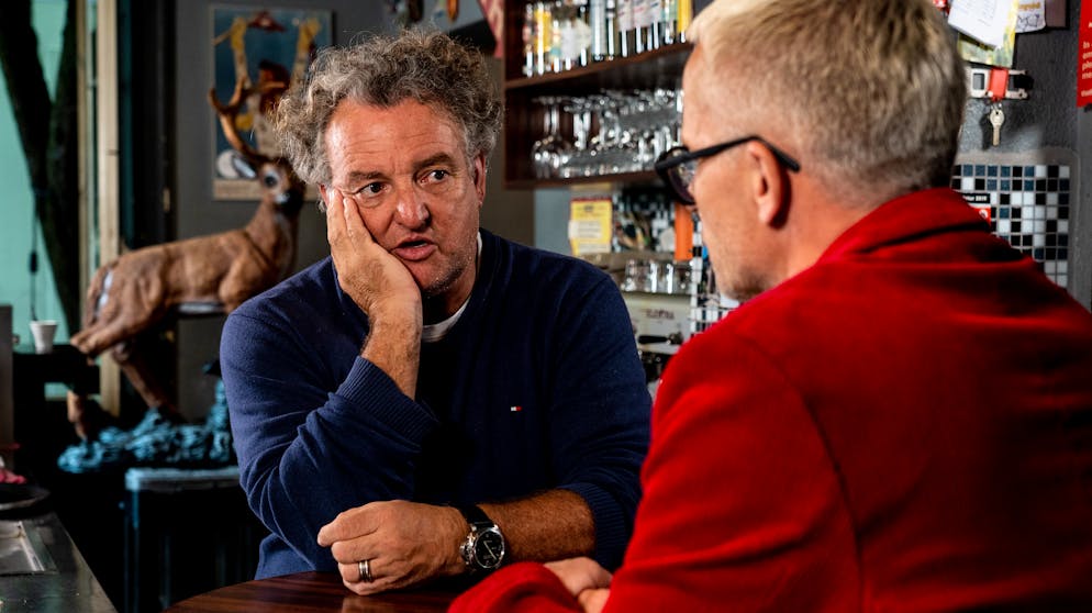 Marco Rima über seine Figur: «Wenn einer sagt «So, SIND WIR dick geworden? HABEN WIR zugenommen?», mag ich das gar nicht. Ich selber sage immer: Zu dick ist man erst, wenn Google Earth anruft und sagt, man steht im Weg, oder wenn man auf beiden Seiten aus dem Bett fällt.»