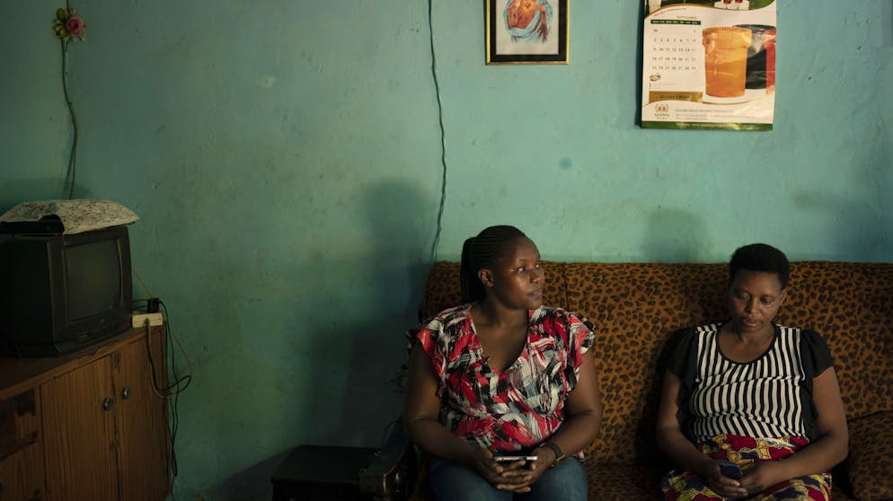 Leonie Mfitumukiza (links) stellt Alphonsine Umurerwa Fragen über den Tod ihrer Tochter Sandrine.