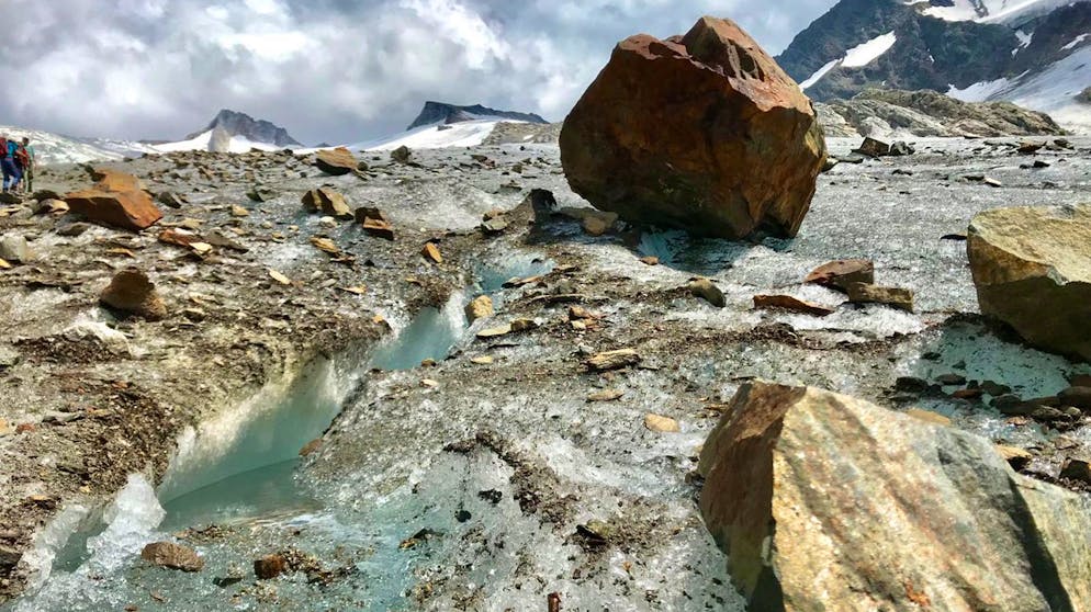 Grosse Geschichte unter der Eisdecke. Einst bedeckt von meterhohem Eis, geben viele Gletscher heutzutage den Blick auf die blanken Felsen frei – und fördern beeindruckende archäologische Funde zutage.