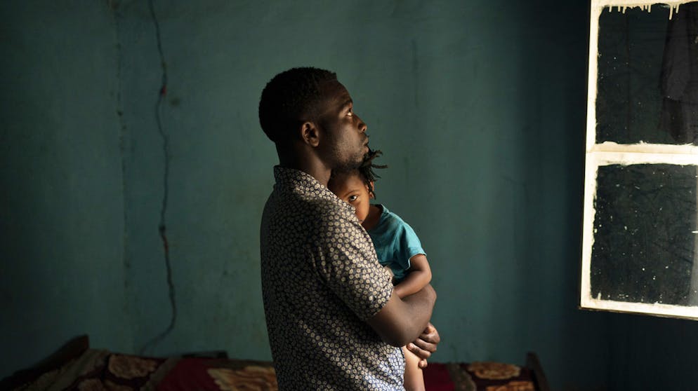 Emmanuel Bizimana ist allein mit seiner zweijährigen Tochter Blessing: Die Todesursache seiner Frau Sandrine Umwungeri soll in einer mündlichen Autopsie geklärt werden.
