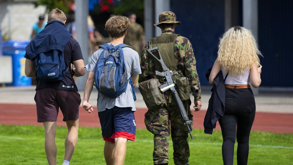 Einsam auf weiter Flur: Schweizer Schüler lassen sich von der Charmeoffensive juner Offiziere wenig bis nicht beeindrucken. Dabei sucht die Armee dringend Nachwuchs – vermehrt auch an Schulen.