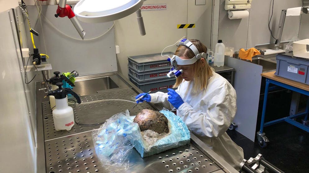 Grosse Geschichte unter der Eisdecke. Fingerspitzengefühl gefragt: Die Berner Konservatorin Johanna Klügl arbeitet an einem mysteriösen dunklen Klumpen. Was sich wohl darunter verbirgt?