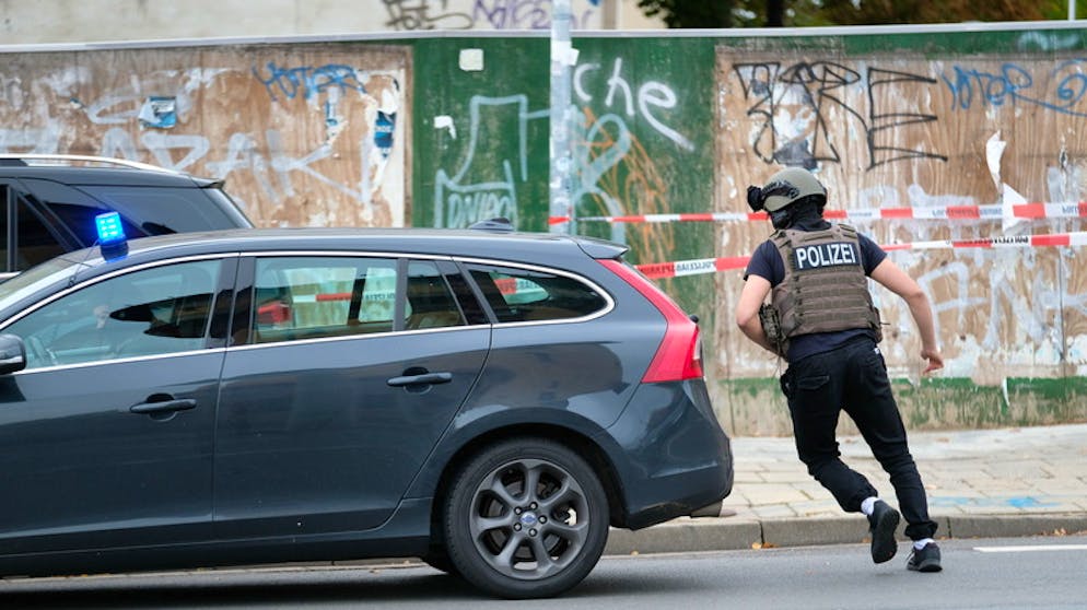 Schiesserei vor Synagoge in Halle. Die Einsatzkräfte der Polizei waren auch Stunden später noch in der Innenstadt unterwegs.