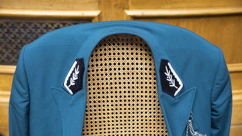 Die spannenden Kämpfe bei den eidgenössischen Wahlen. Dazu ein Kuriosum: Fässlers Sitz im Nationalrat ist derzeit verwaist. Denn schon im Frühling hat ihn die Landsgemeinde zum Nachfolger von Ständerat Ivo Bischofberger gewählt wurde. Auf dem Bild zu sehen ist die Jacke eines Ratsweibels.