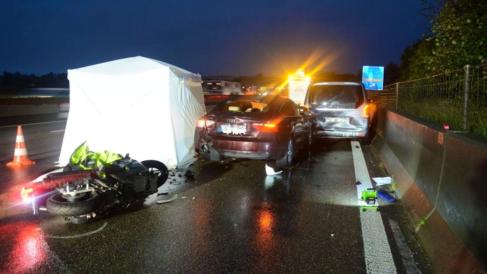 Für die 55-jährige Roller-Fahrerin endete die unglückliche Verkettung von Unfällen auf der A2 tödlich.