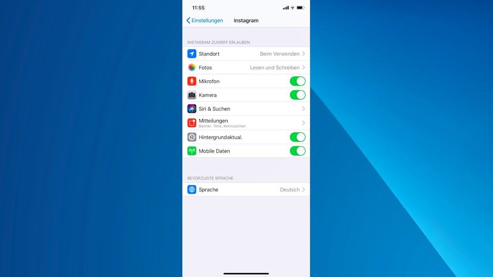 So die Privatsphäre auf dem Smartphone schützen. Auf iOS kann man in den Einstellungen unten auch einzelne Apps aufrufen und gegebenenfalls Berechtigungen entziehen.