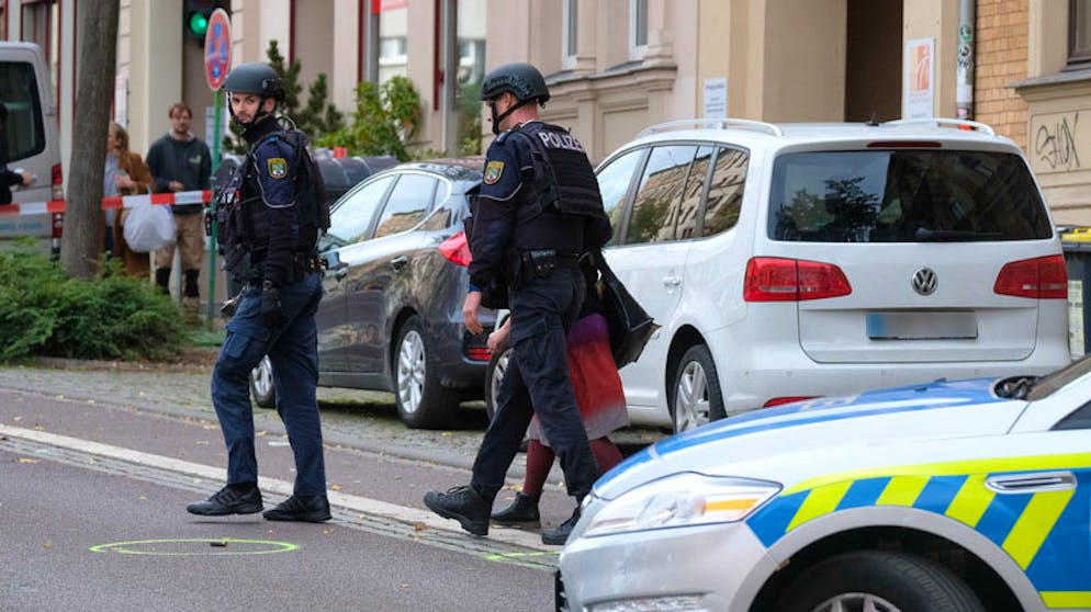 Schiesserei vor Synagoge in Halle. Die Bevölkerung wurde dazu aufgefordert, nicht ins Freie zu gehen. Erst am frühen Abend wurde die akute Gefährdungslage wieder aufgehoben.
