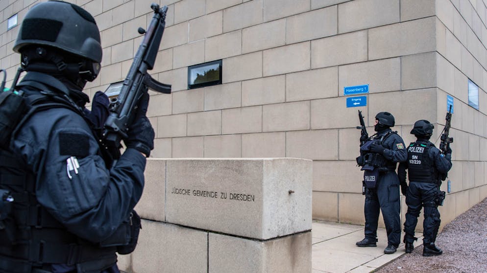 Schiesserei vor Synagoge in Halle. Vor der Synagoge im rund 130 Kilometer entfernten Dresden hat die Polizei ihre Bewachung verstärkt, und auch in Leipzig wird das dortige jüdische Gotteshaus stärker überwacht.