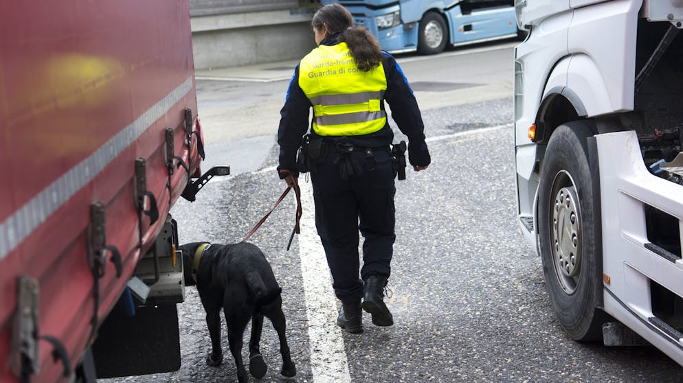 Eine Schweizer Grenzwächterin mit einem Drogenspürhund bei der Arbeit in Vallorbe.