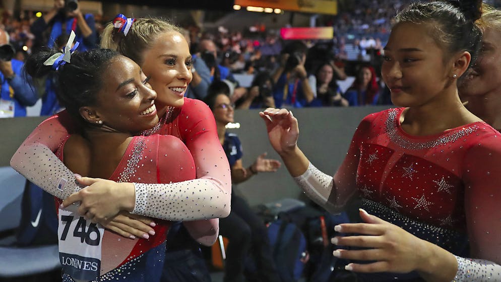 In einer anderen Sphäre. Mit ihren Teamkolleginnen gewann Simone Biles am Dienstag überlegen den WM-Titel im Team-Wettkampf