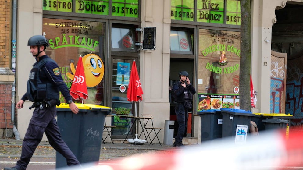 Schiesserei vor Synagoge in Halle. Einige Hundert Meter von der Synagoge entfernt, fielen vor einem Döner-Imbiss ebenfalls Schüsse.