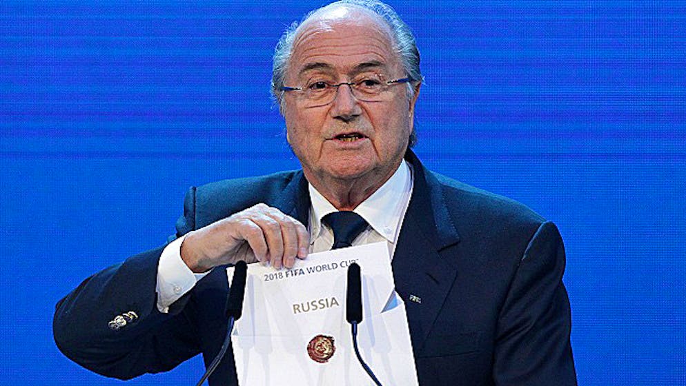 Der ehemalige FIFA-Präsident Sepp Blatter verkündet den Austragungsort der Weltmeisterschaft 2018.