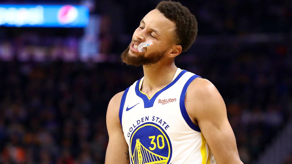 Der Starspieler von Golden State, Stephen Curry, bricht sich gegen die Phoenix Suns die Hand